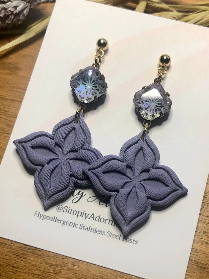 Boucles d'oreilles en argile, fleur d'été, cristal floral, boho chic, violet pour la vente par Simply Adorning