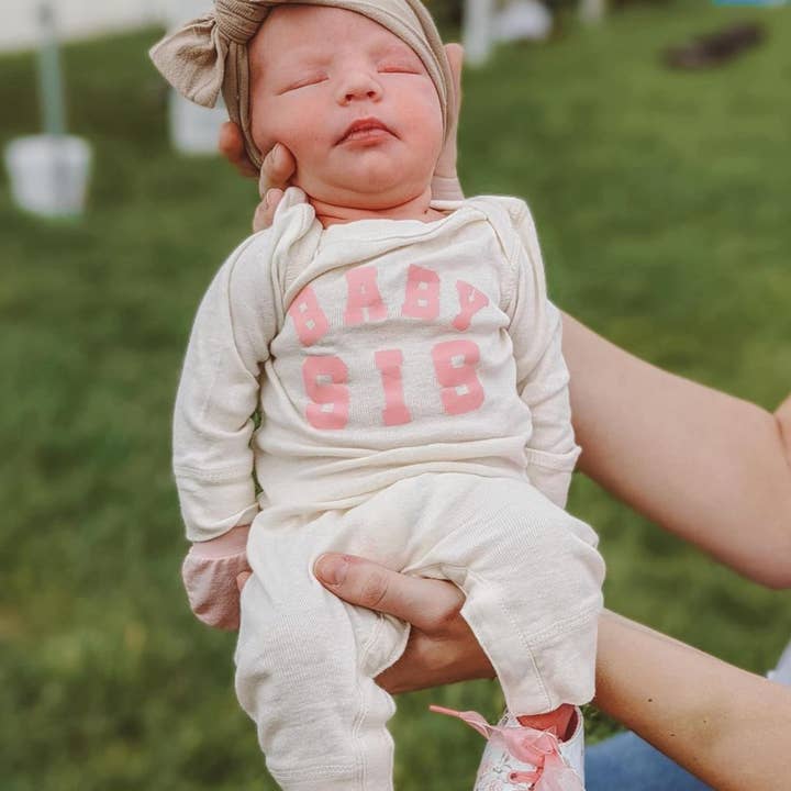 Universitet 'Sis' Syskon T-shirts - (Välj Din Roll) - Babysovpåse för wholesale av Little Mama Shirt Shop