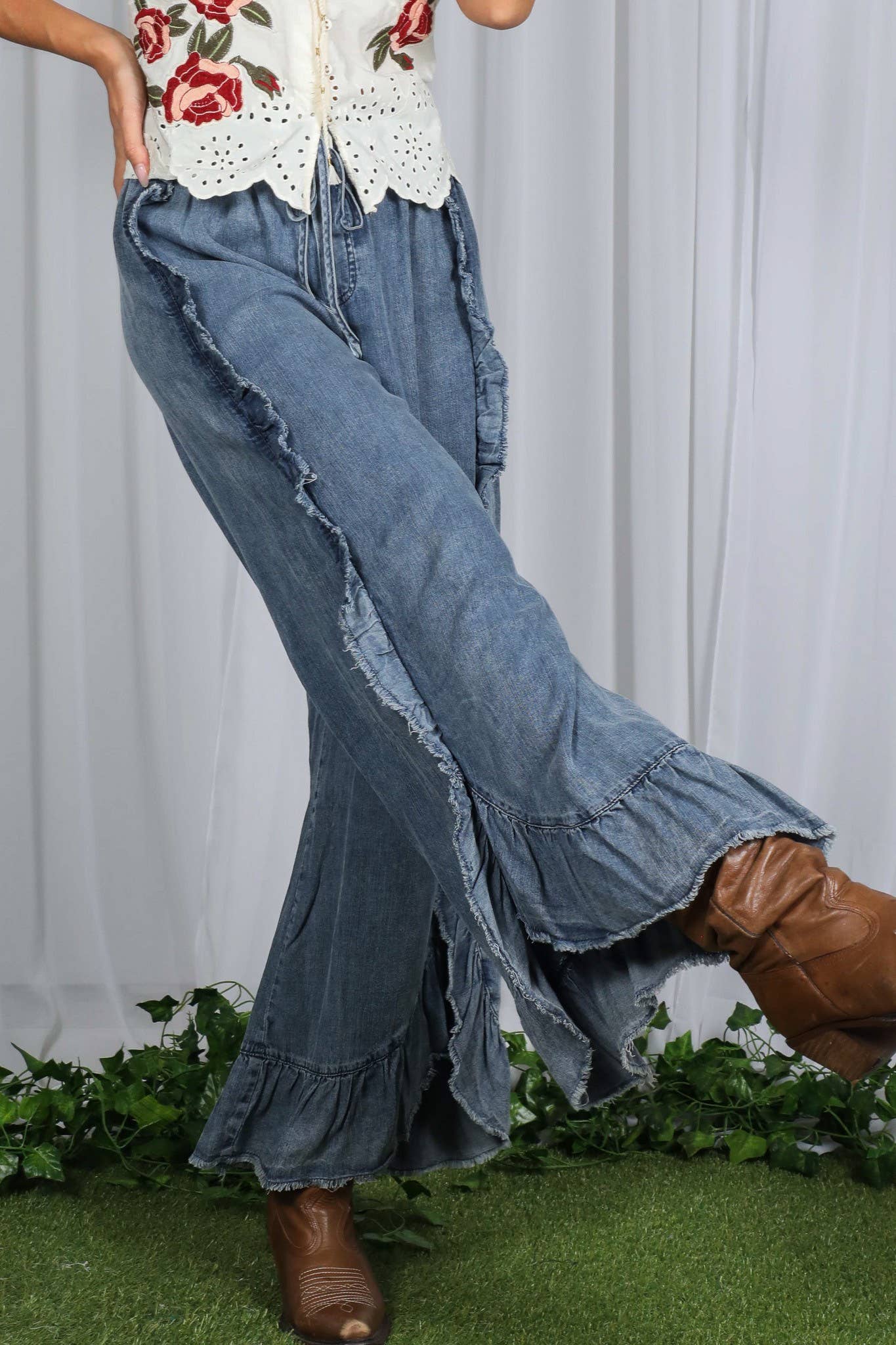 Vine & Love - Wholesale Jeans - Women's - Flared Ruffle Hem Washed Chambray Crop Denim Pants VP8304012