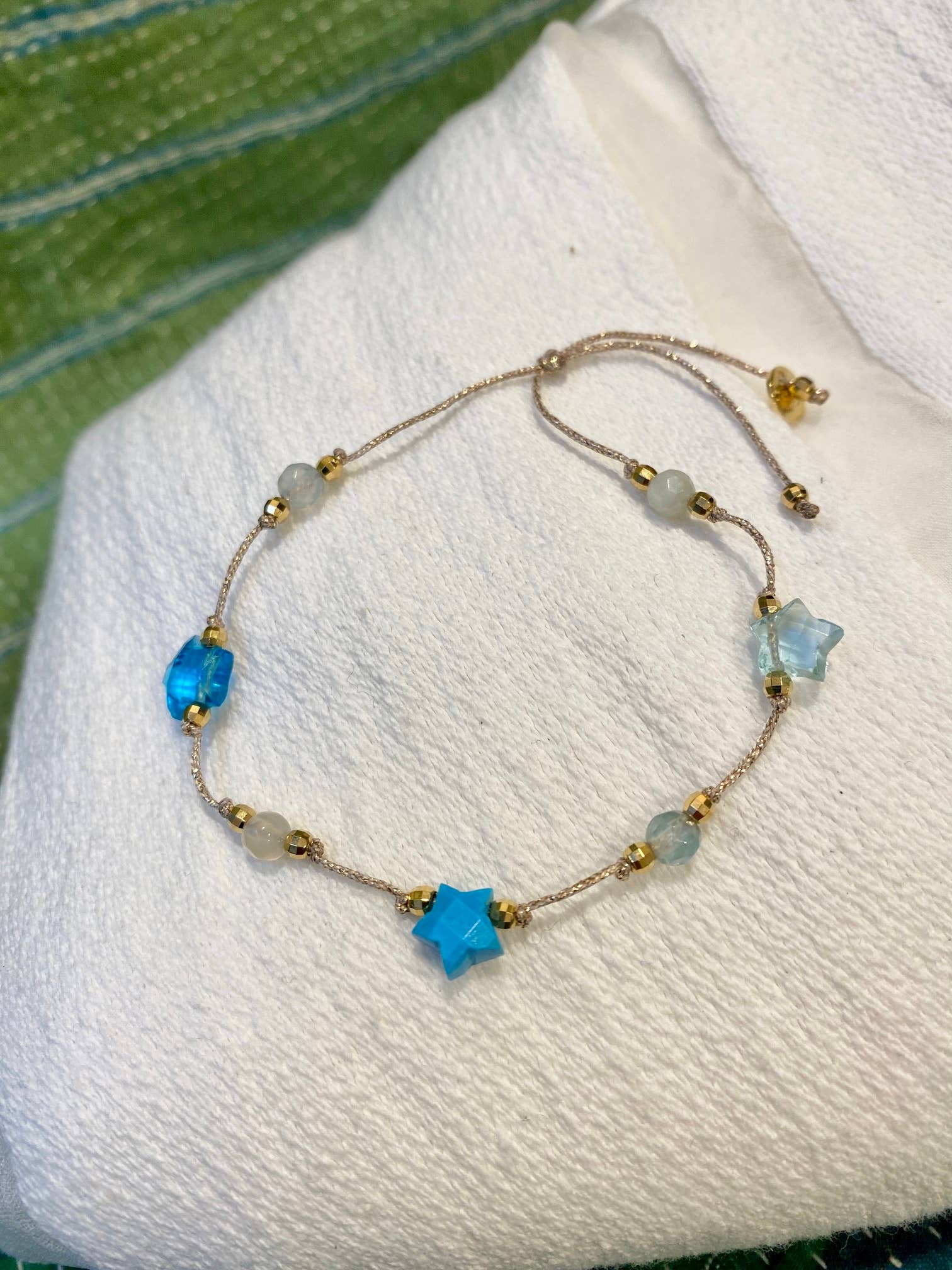 Sophie Deschamps Bijoux – Großhandel Armband mit Charms/Anhängern – Martha Armband mit drei Herzen oder Sternen aus feinen Edelsteinen (BMA63)6