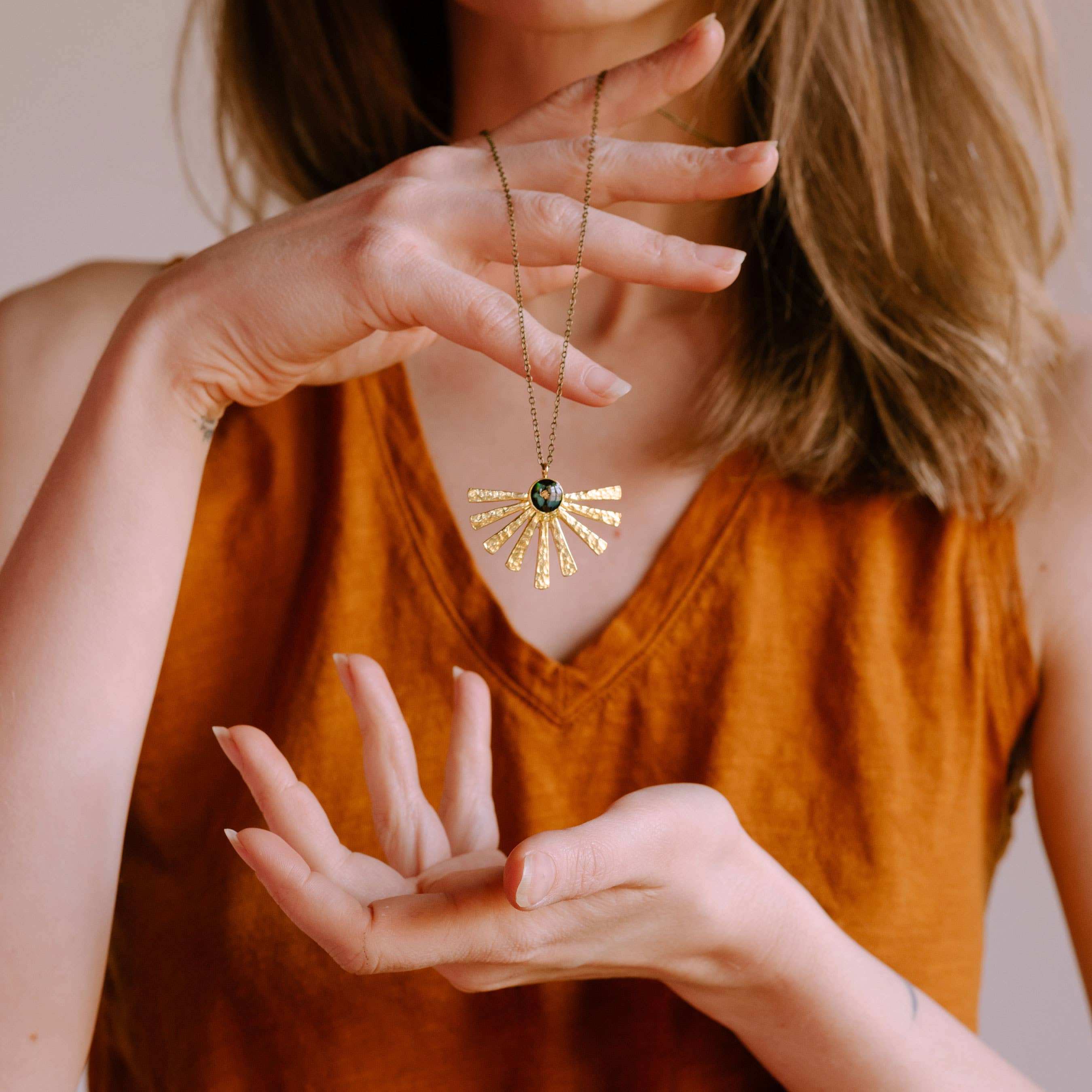 Cameoko – wholesale Pendant/charm necklace – The Opal Sun Necklace3