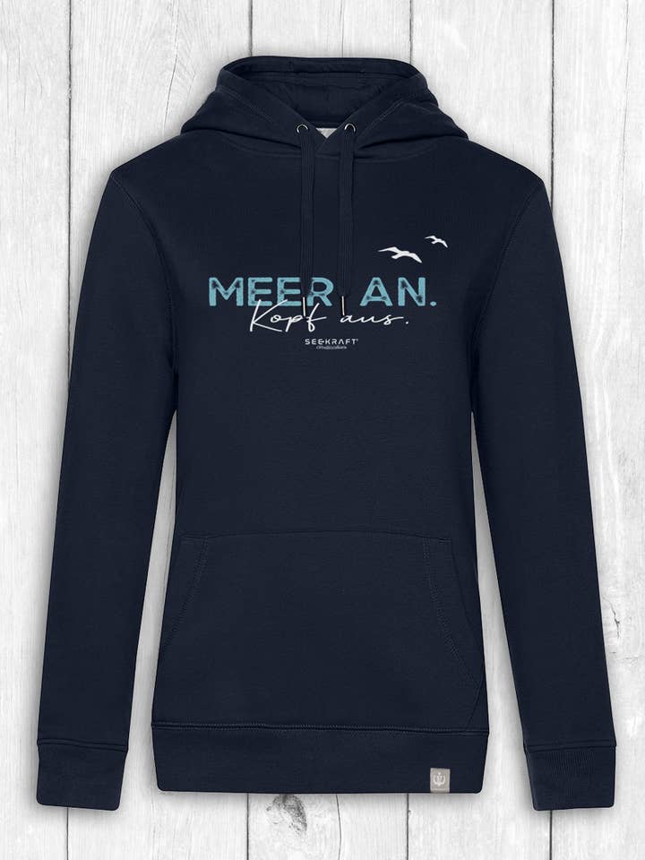 Greta Hoodie ”SEA ON” — MARINBLÅ för wholesale av SEEKRAFT