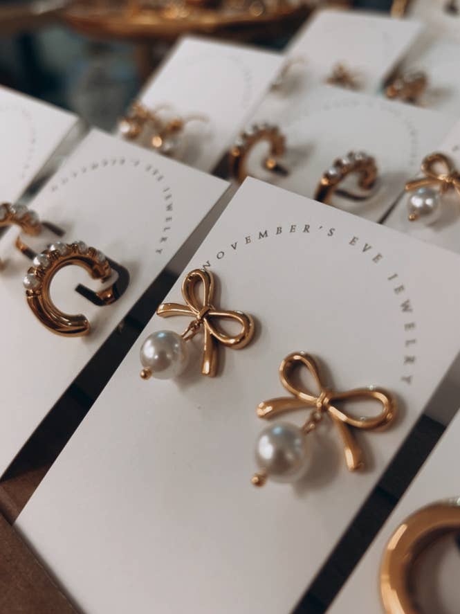 Boucles d'oreilles arc et perle pour la vente par November’s Eve Jewelry