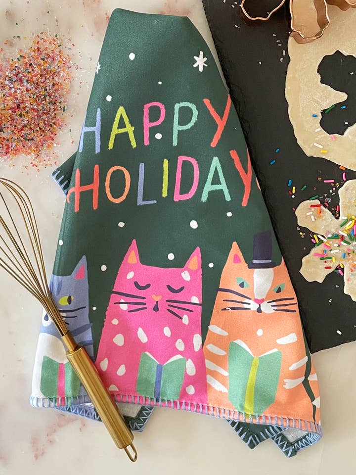 Asciugamano da tè in cotone Kitty Carols con dettaglio ricamato per la vendita all'ingrosso da parte di Idlewild Co.