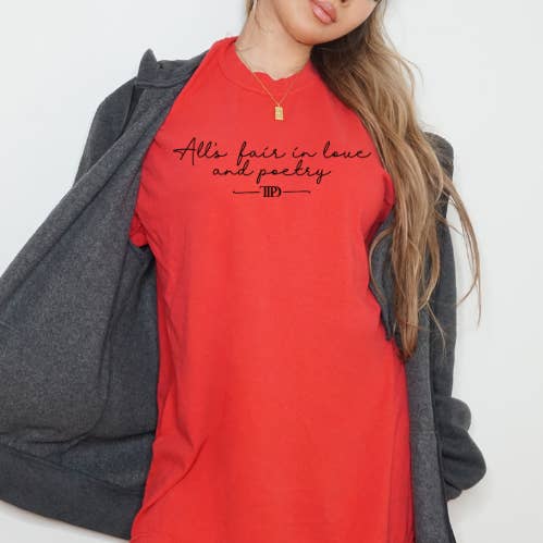 Tout est permis en amour et en poésie T-shirt graphique couleur confort pour la vente par Classy Crafts Wholesale