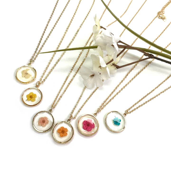StarryNYC - Wholesale Pendant/Charm Necklace - Pressed Real Flower Epoxy Round Charm Pendant Necklace4