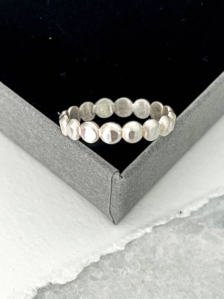 Gepunkteter Ring aus Sterlingsilber, Perlendrahtring für den Großhandel von Tina Welsch Jewelry