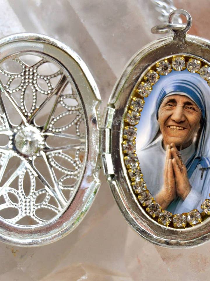 Médaillon fait main Sainte Mère Thérèse de Calcutta Bijoux religieux chrétiens catholiques avec pendentif Médaille Madre Teresa de Calcutta pour la vente par MariaSantissimaShop