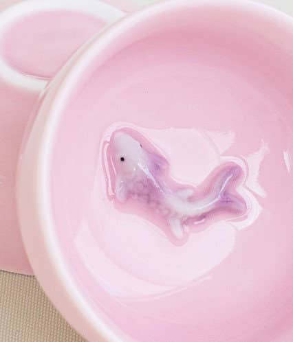 Green Pastures Wholesale - Vendita all'ingrosso Servizi da tè - Set da tè in ceramica rosa con design di pesci Koi orientali3