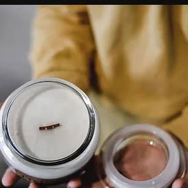 Jasmine Honeysuckle - Hand gegoten sojakaars - 10oz voor wholesale door LIVINGWICK