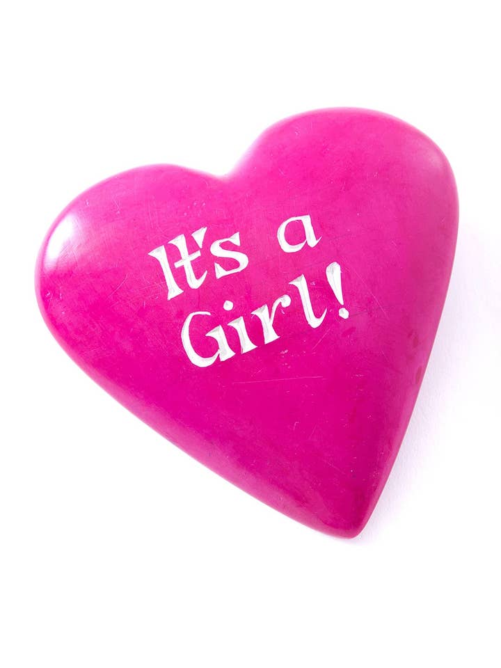 Cœur de célébration de la pierre de Kisii : C'est une fille ! pour la vente par Swahili | AFRICAN MODERN