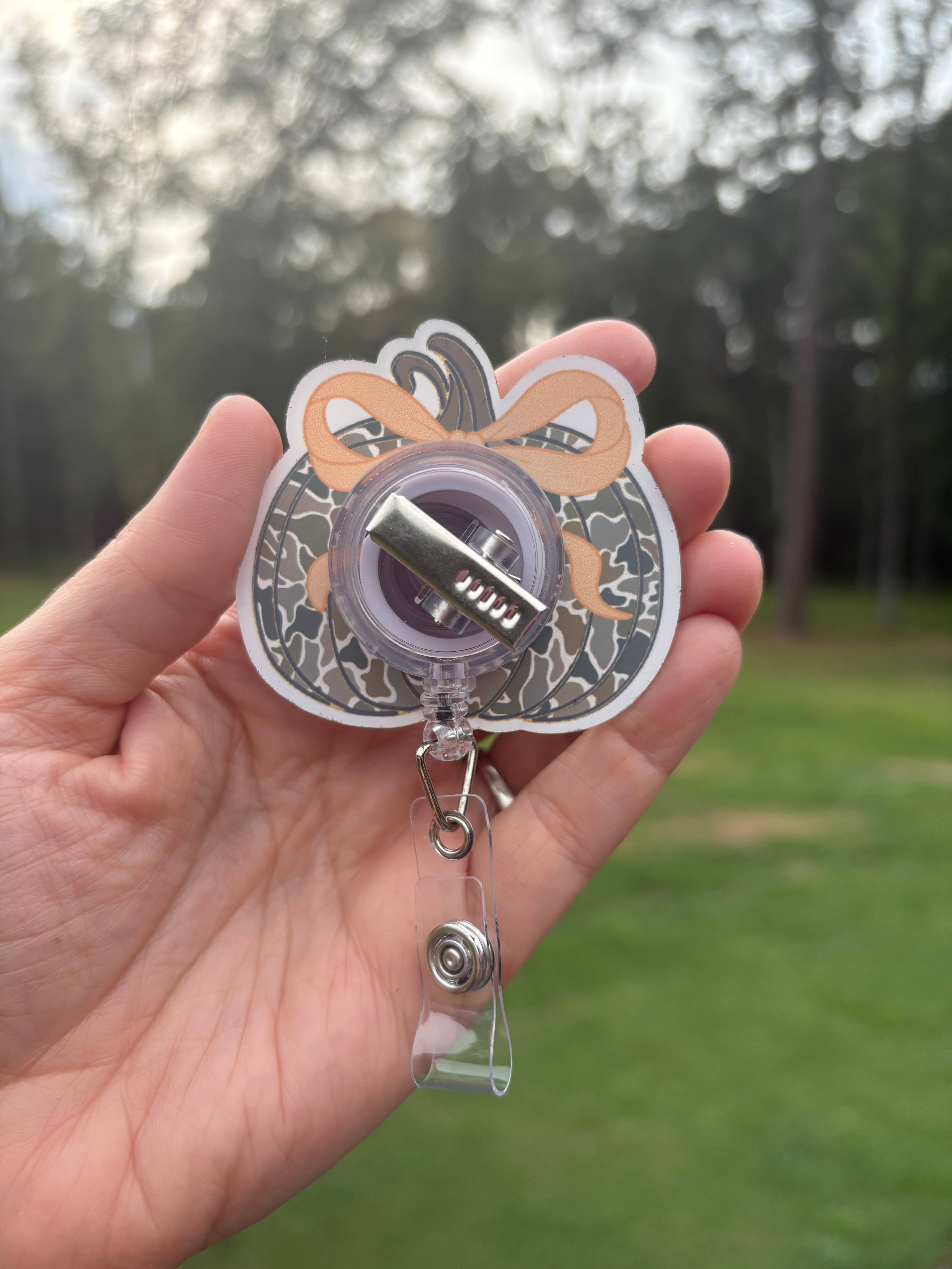 Hello Darling Designs – Engroshandel Badgetilbehør - Dame – Camouflage Græskar ID-holder – Efterår Retraktabel ID1