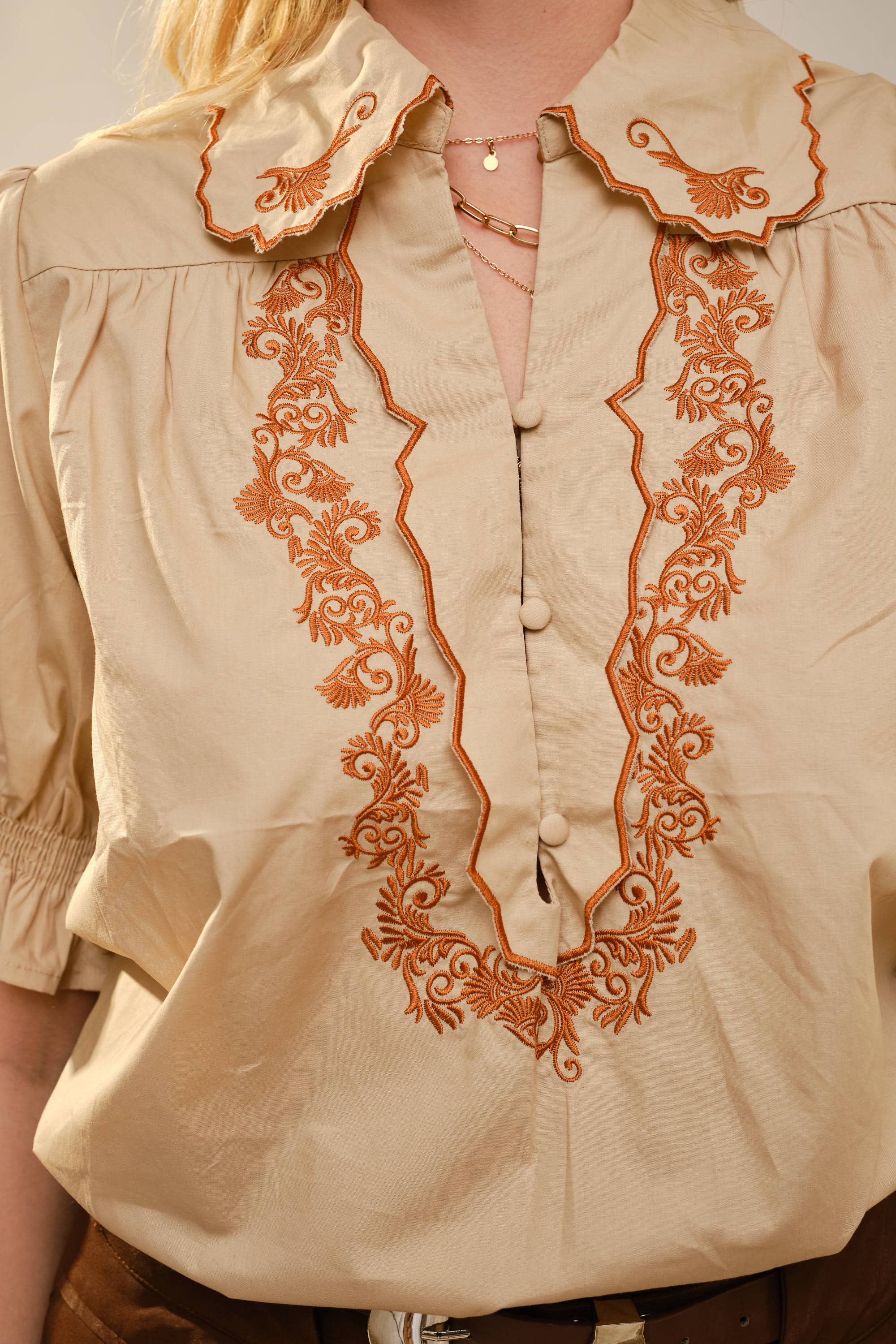 Blue B - Vendita all'ingrosso Camicetta - Donna - Top in cotone con colletto smerlato ricamato e maniche a sbuffo10