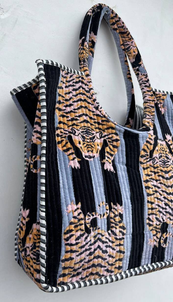 bhavnas boutique – Großhandel Lebensmittel-/Einkaufstasche – Tiger-Print Samt-Baumwolltasche – Wendbare, gesteppte Boho-Einkaufstasche4