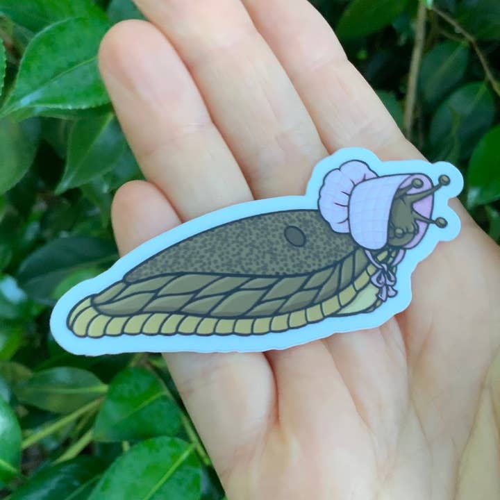 Klistermærke - Pretty Slug med Pink Bonnet vinyl 3“ klistermærke for engroshandel hos Thruhalia's Art