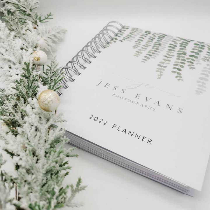 SR Creative Studio – Großhandel Planer – 2025 A5 Business-Planer mit individuellem Logo, Recyclingpapier9