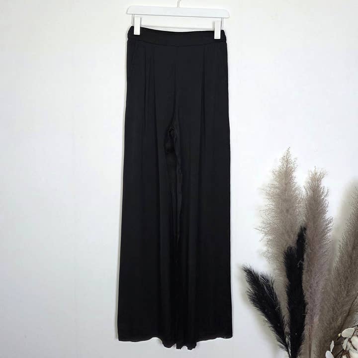 Pantalon droit en satin à plis pincés élégant avec dos élastique et poches. pour la vente par Tempest Designs