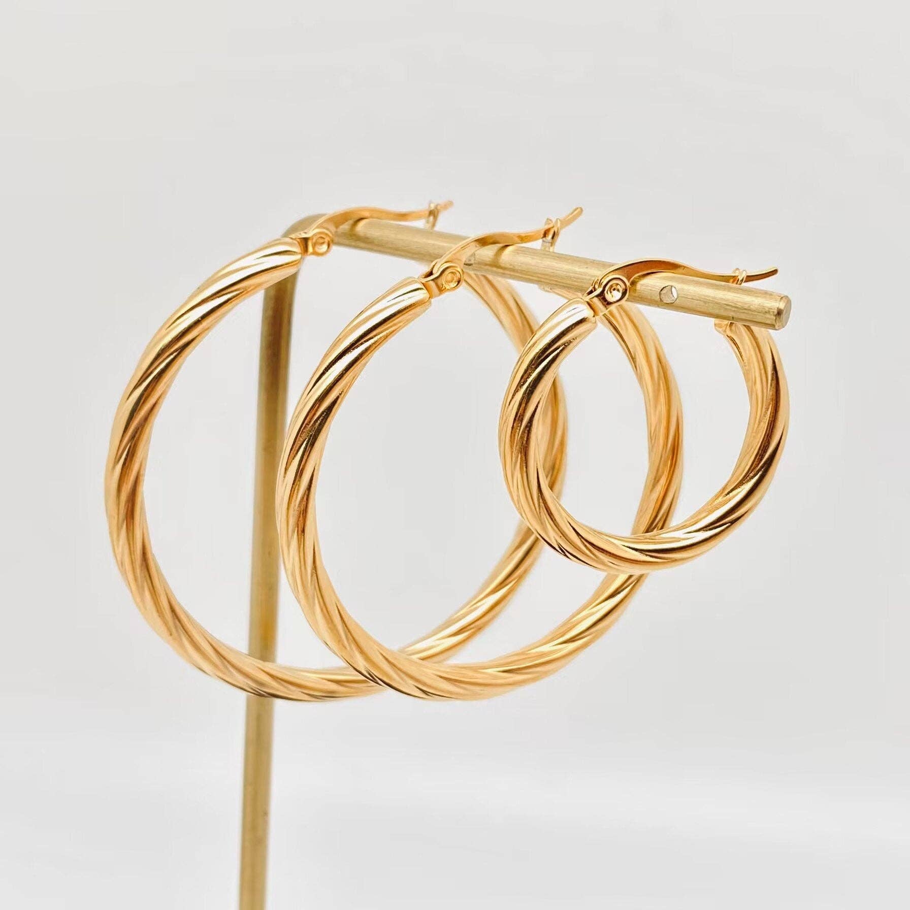 Mio Queena – wholesale Hoop earrings – 18K Gold Plated Stainless Steel Cable Hoop Earrings - FGS5