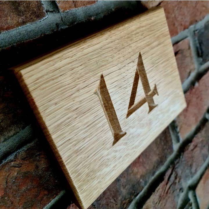 Personligt Premium massiv ek husnummer - 19cm X 14cm för wholesale av The House nameplate company