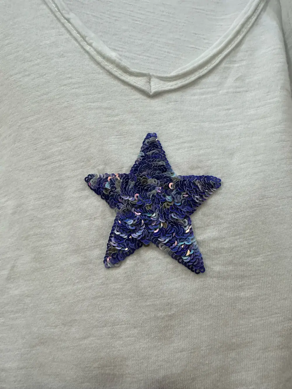 Mimi & Gogo – Großhandel T-Shirt – Damen – Damen-T-Shirt mit doppeltem V-Ausschnitt und Paillettenstern3