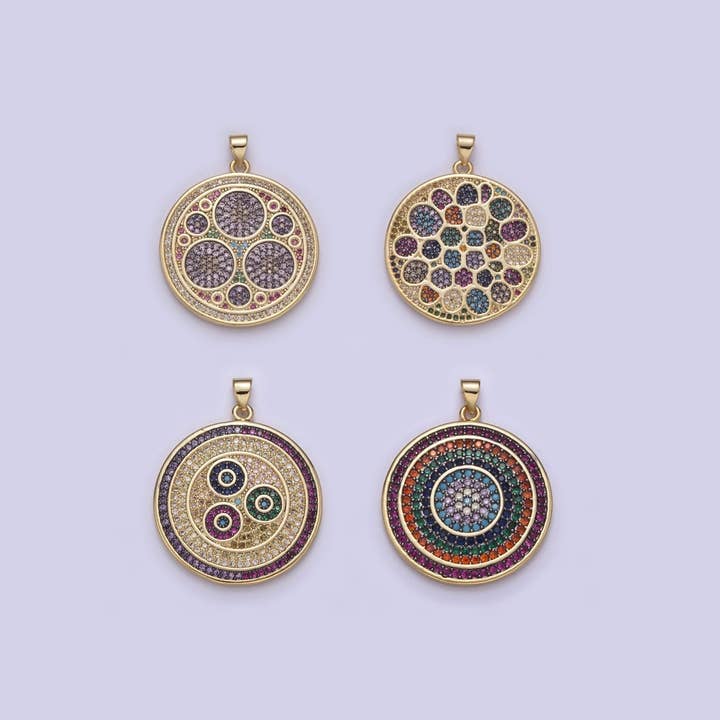 Pendentif Disque Diamant Multicolore, Charm Disque Rond Micro Pavé Médaillon Pendentif Plaqué Or 14k H-242 - H-244 H-292 pour la vente par Aim Eternal