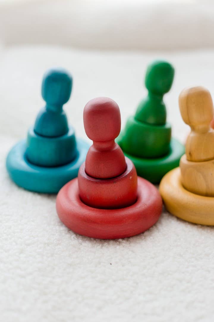 Q Toys – Großhandel Spielzeugset – Kinder – Rainbow People Becher und Ringe1