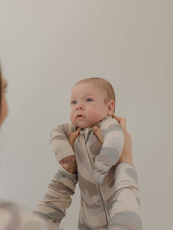 Forever French Baby - Wholesale Slaappak - Baby - Bamboe Rits Pyjama | Camouflage17