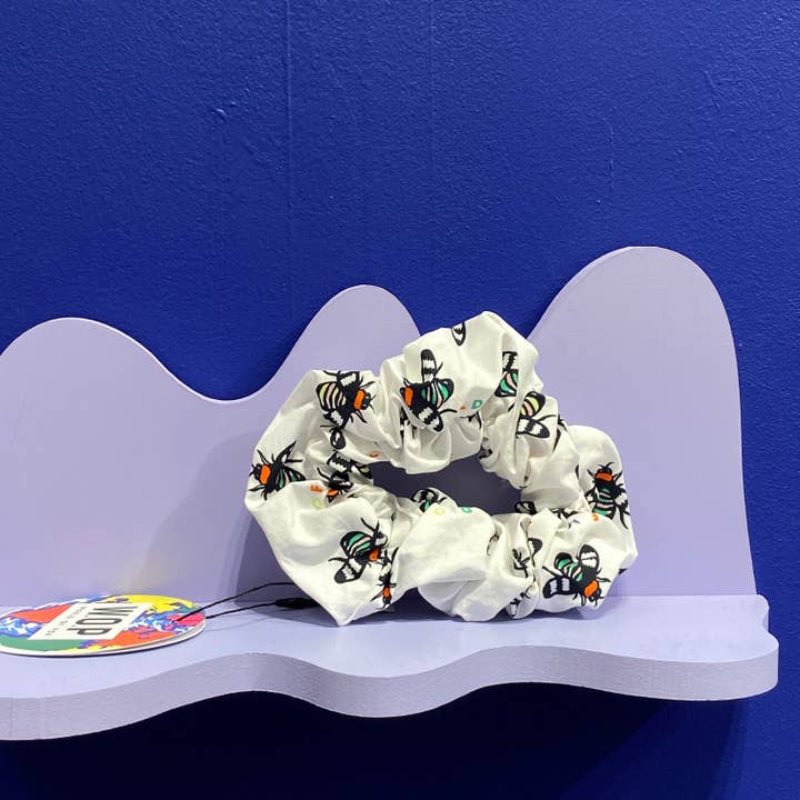 Chouchou upcyclé "Abeilles" pour la vente par W.O.P (World Of Pop)