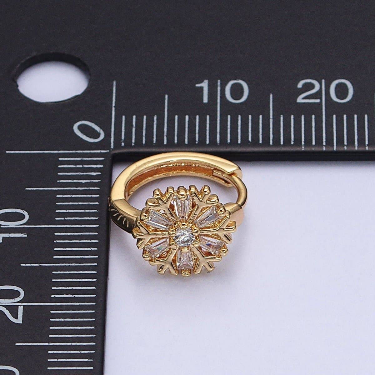 Aim Eternal - Vendita all'ingrosso Orecchini a cerchietto - Orecchini a cerchio con baguette a fiocco di neve in oro riempito 16K con zirconi cubici in oro e argento | AB1457 ABB14584