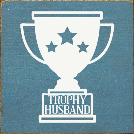 SAWDUST CITY – wholesale Skylt – Trophy Husband Träskylt6