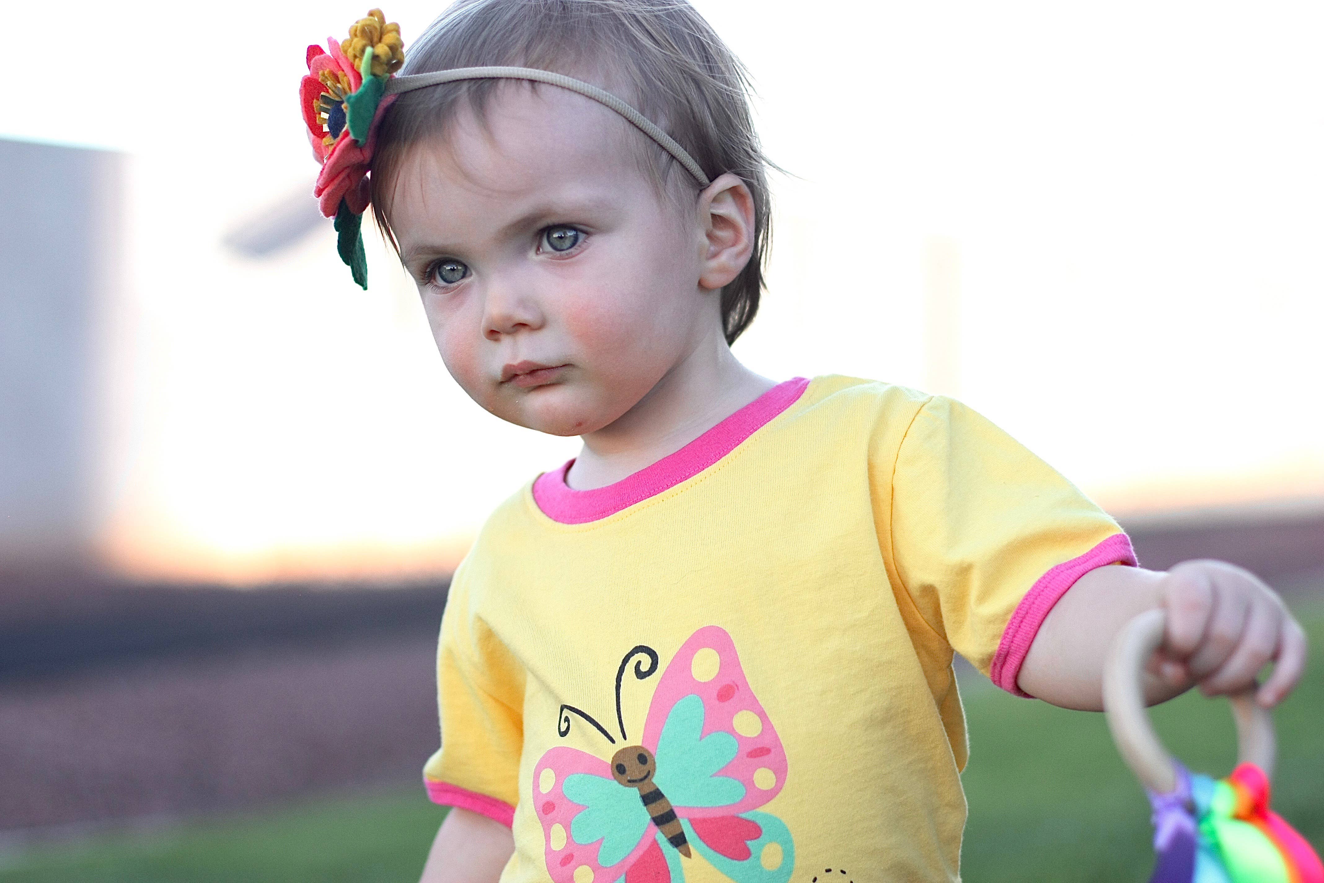 Doodle Pants – Engroshandel T-shirt - Børn – Gul sommerfugl småbørn og børn skjorte4