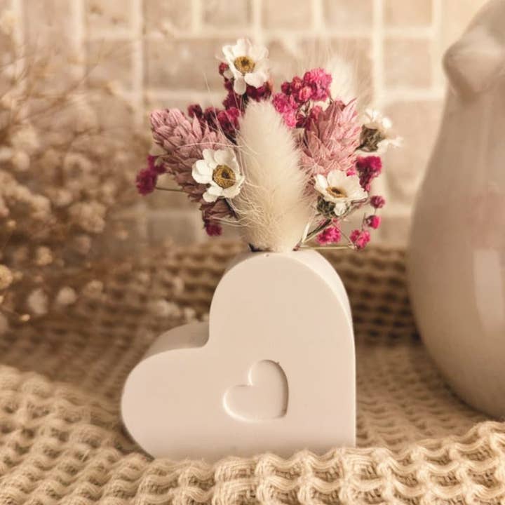 Maison Oline - Wholesale Decorative Tabletop Object - Jesmonite Heart + Dried Flowers7