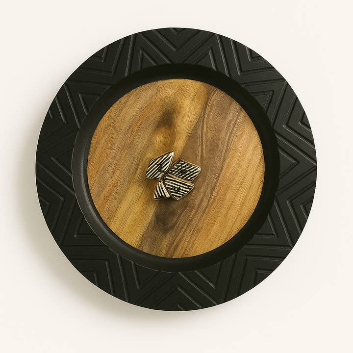 TIMBER NOIR - Plato Relic en Chevron para venta al por mayor de Perennial LA