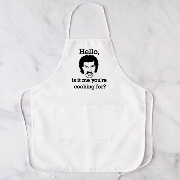 Hello Is It Me You're Cooking For Tablier blanc, tablier, tablier amusant, tablier personnalisé, tablier de nettoyage, tablier de chef, tablier fantaisie, lin pour la vente par Brandi Dai Designs