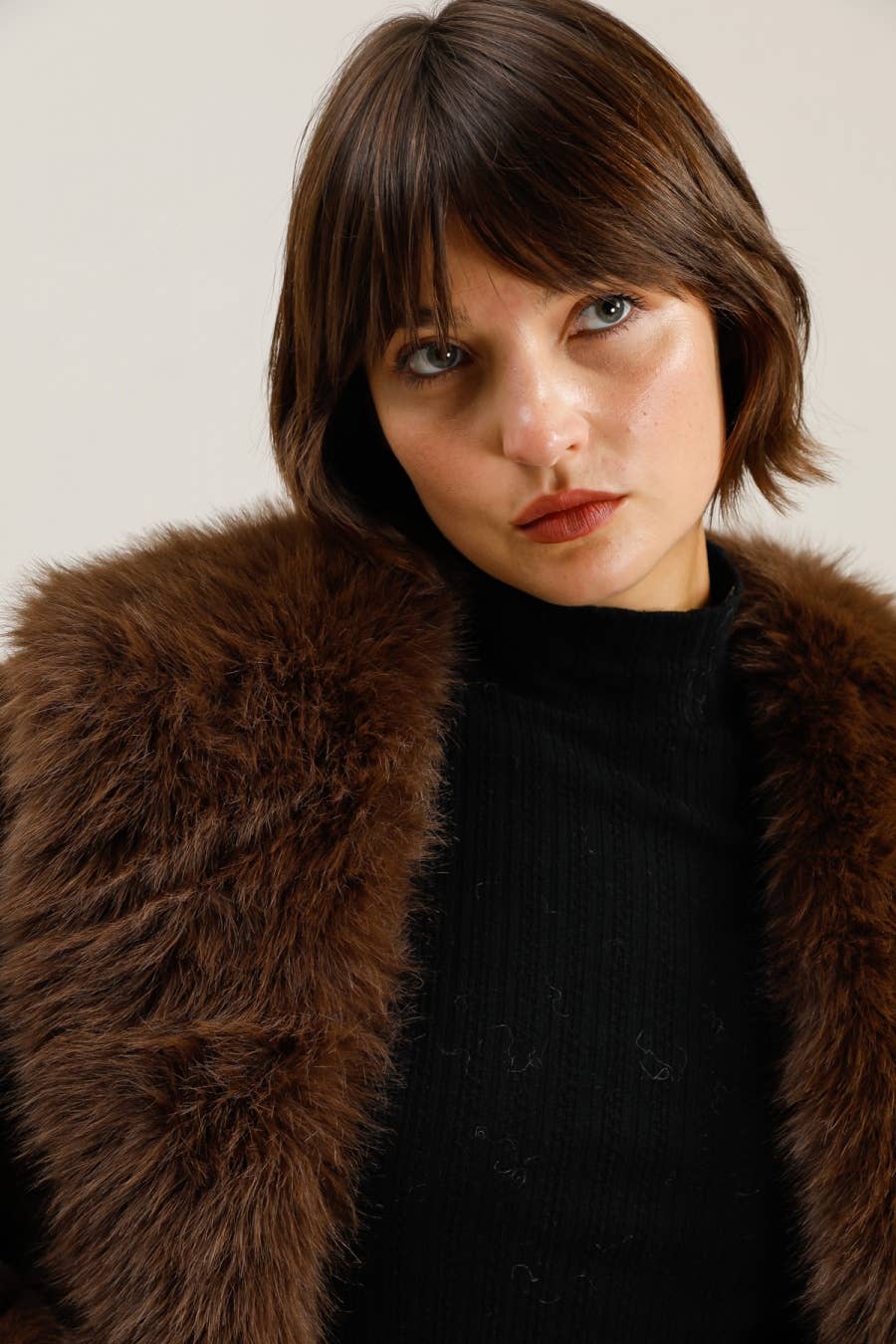 Attrait Paris - Wholesale Fur/Faux Fur Coat - Women's - Belted faux fur coat with oversized collar5