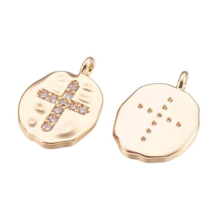 Ciondolo a forma di croce decorato con disco martellato in oro per la vendita all'ingrosso da parte di The Charm Bar Company