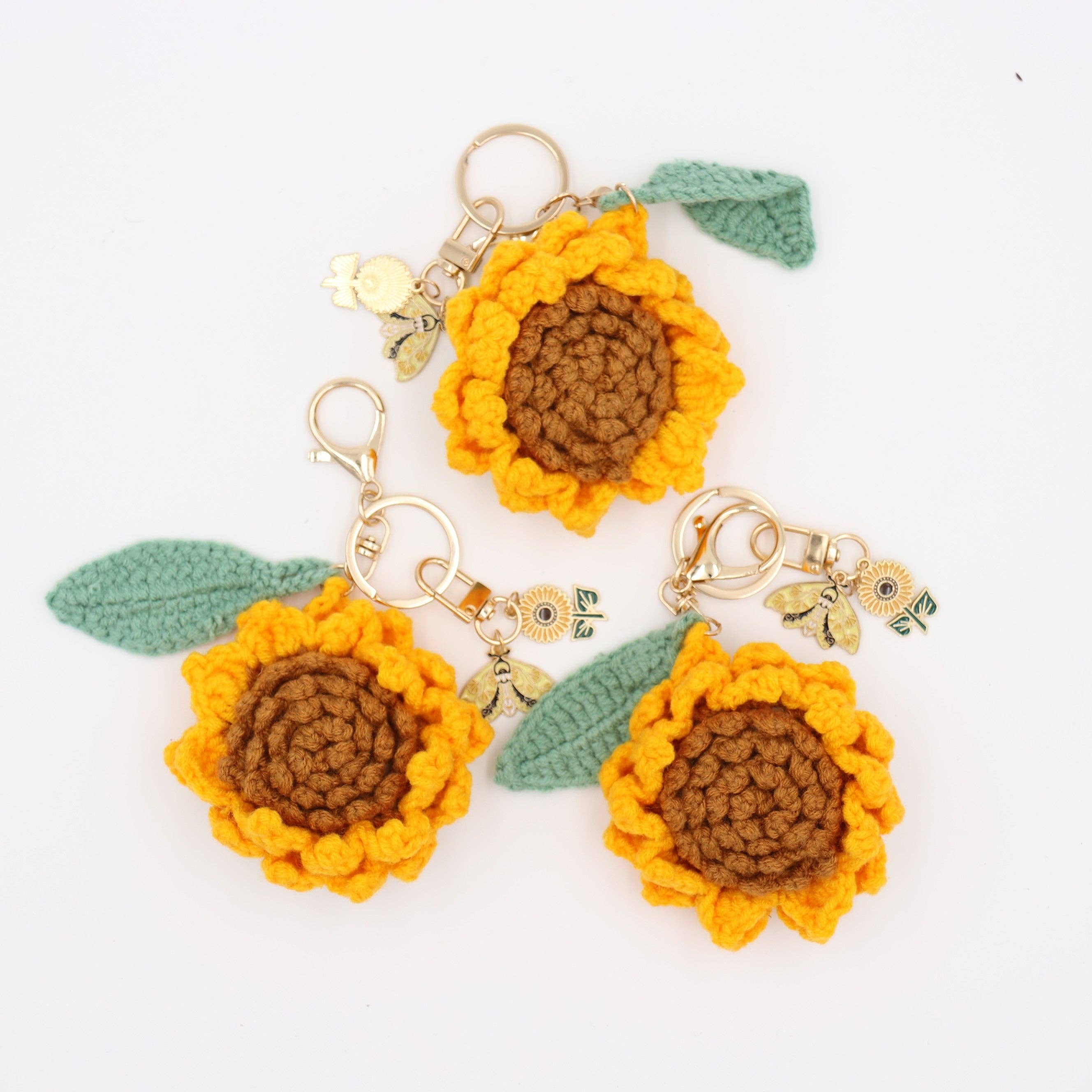 Sparkle Being - Wholesale Sleutelhanger - Dames - Kleine Zonnestraal: Handgemaakte Gebreide Zonnebloem met Geluksbedeltjes2