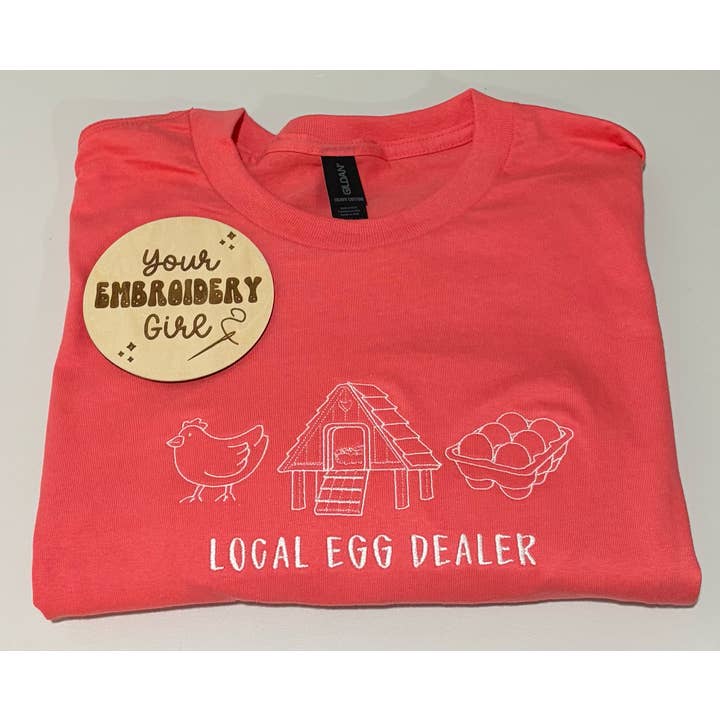 T-shirt Gildan brodé « Vendeur local d'œufs » pour la vente par Your Embroidery Girl