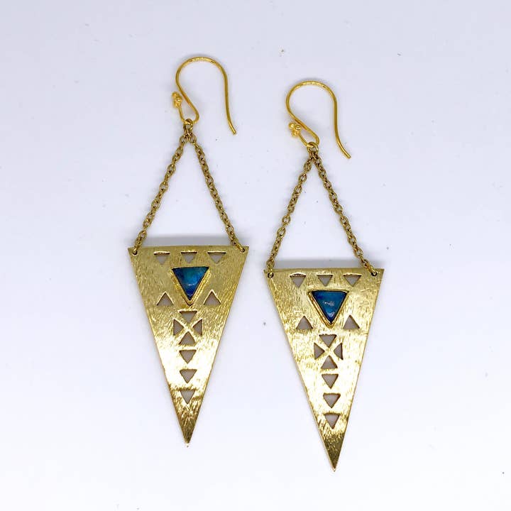 Orecchini a triangolo sud-occidentale in ottone con labradorite per la vendita all'ingrosso da parte di JAYA MOKSHA