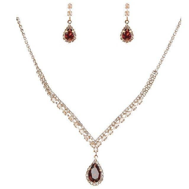 Ensemble de colliers à strass en forme de V avec pendentif en cristal de poire pour la vente par Diacly