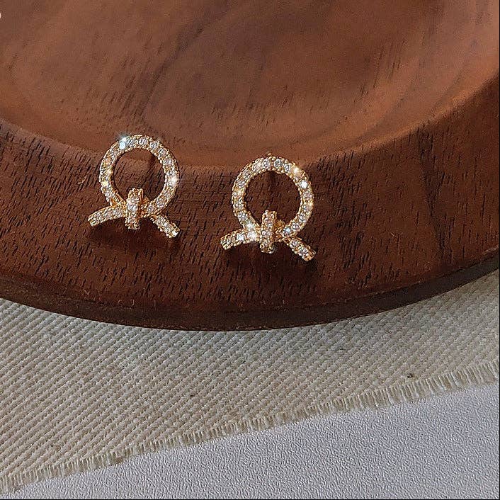 Boucles d'oreilles clous cercle nœud papillon pour la vente par Revelari