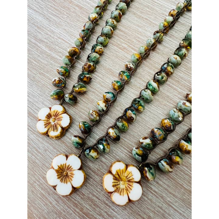 Collier Cristal Forêt Tachetée Avec Fleur en Verre Pressé pour la vente par Twist Style
