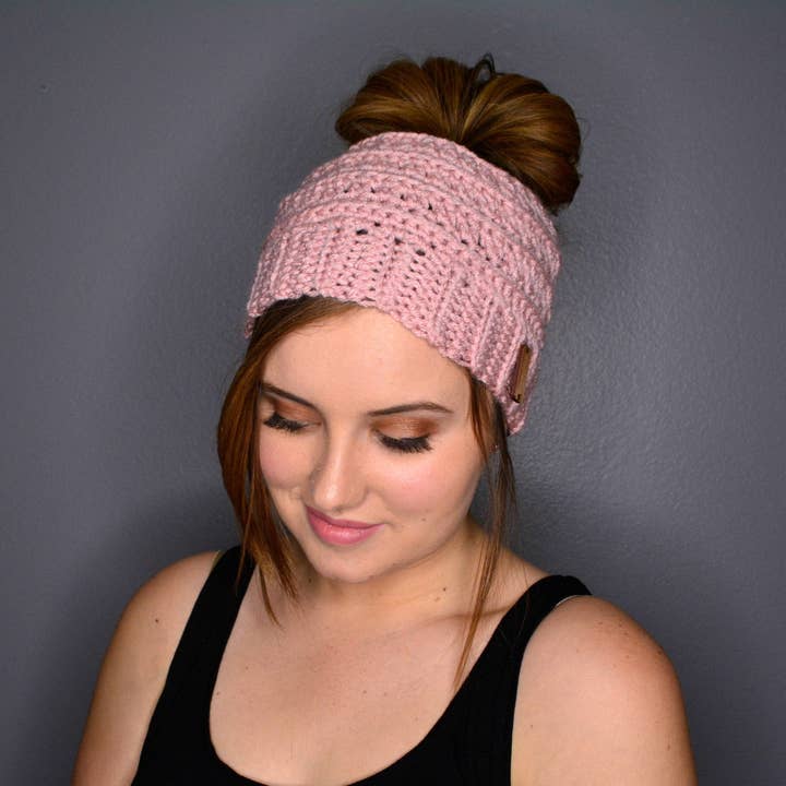 Messy Bun-mössa, handgjord virkning, virkad hatt, hästsvanshatt, hästsvansmössa, bullemössa | Välj din färg för wholesale av Cozy Woolen Co