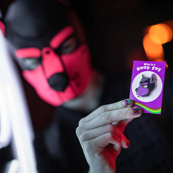 Spilla smaltata "Maschera da cucciolo (Viola)" per la vendita all'ingrosso da parte di Play.Gay