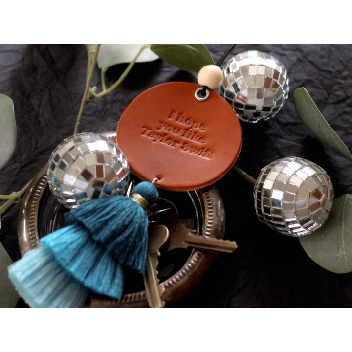 MisfitMadeGoods - Vendita all'ingrosso Ciondolo decorativo per auto - Donna - Ciondolo a forma di nappa con scritta «I Hope you like Taylor Swift»