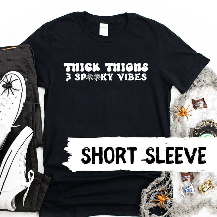 Tjocka lår Spooky Vibes kortärmad T-shirt för wholesale av SunshineSoulMD