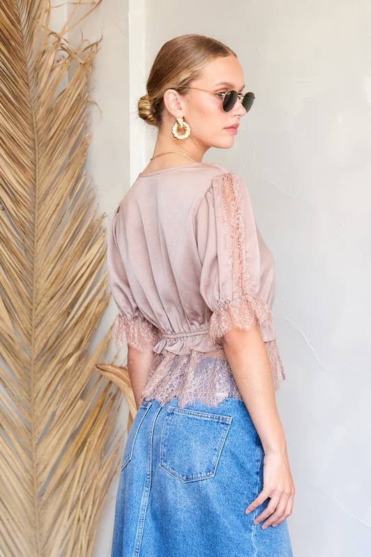 Moka Top en satin avec bordure en dentelle en vente sur Faire7