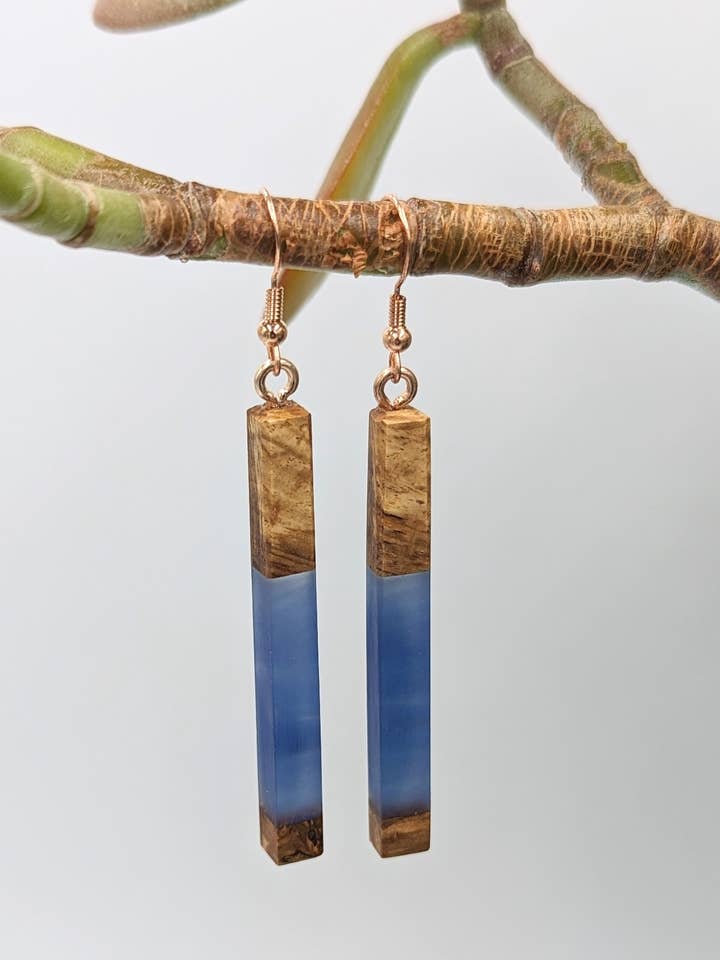Boucles d'oreilles Hazy Azure en résine et chêne pour la vente par Wood & Resin Handmade