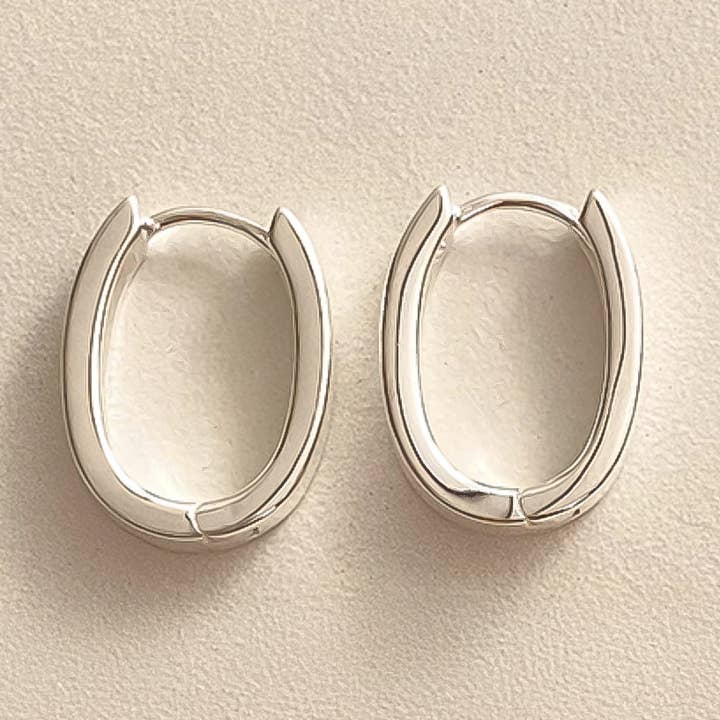 Øreringe i sterlingsølv med slank oval huggie hoop-design for engroshandel hos Cult Mystique