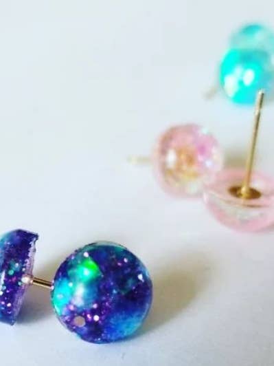 Boucles d'oreilles à tige en résine colorée, paquet surprise, 25$ chacune pour la vente par Sara's Handcrafted Jewelry